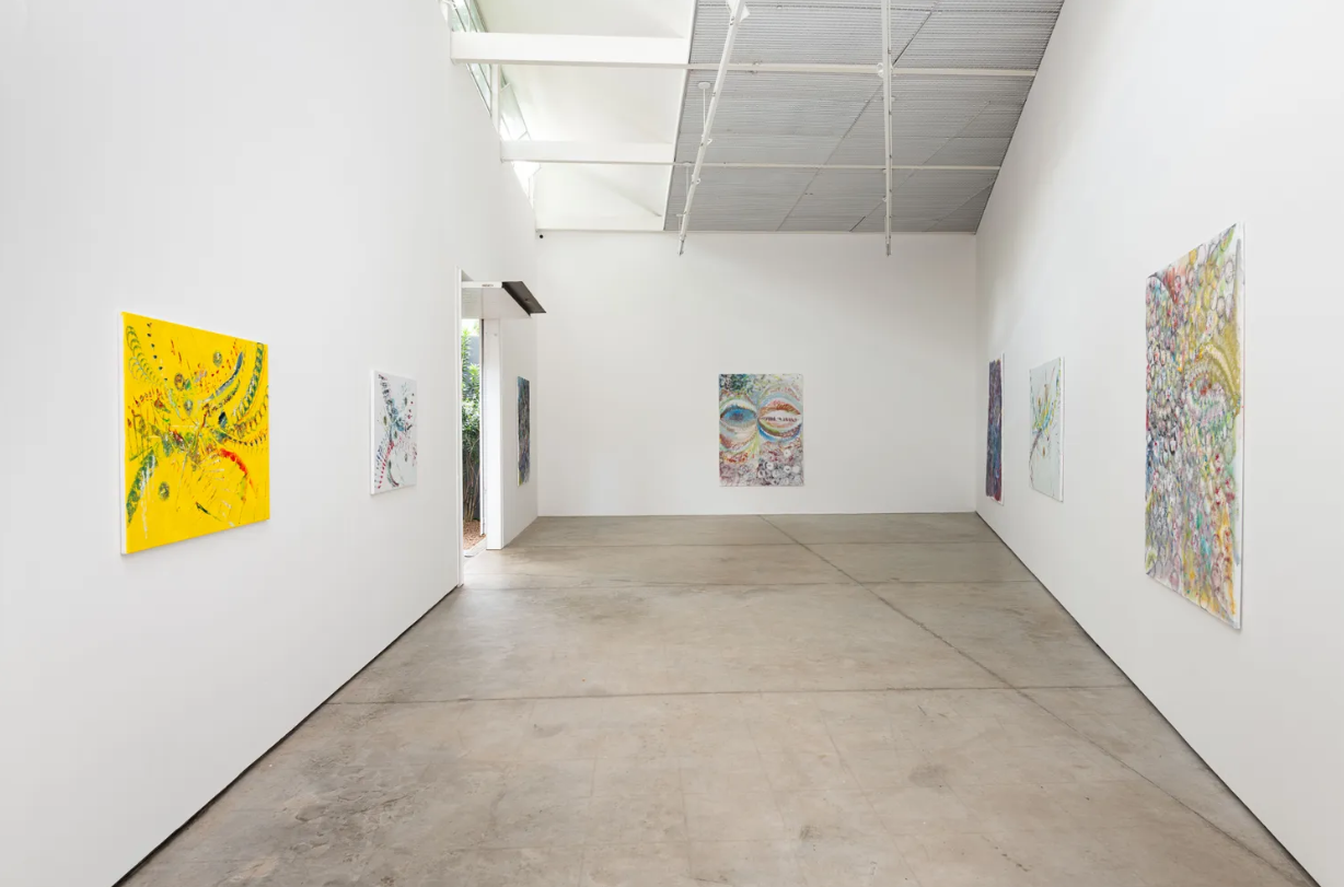 Entre cor, matéria e presença: a potência da arte contemporânea brasileira